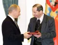 Владимир Владимирович Путин вручает Сергею Михайловичу Слонимскому Государственную премию РФ