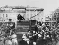 Председатель СНК РСФСР Владимир Ленин выступает перед красноармейцами, отправляющимися на фронт советско-польской войны. Площадь Свердлова (ныне Театральная площадь, Москва). 5 мая 1920