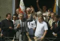 Кандидат на пост премьер-министра Польши Тадеуш Мазовецкий и лидер «Солидарности» Лех Валенса выступают перед сторонниками
