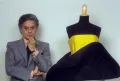 Роберто Капуччи с моделью одежды собственного авторства