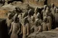 Терракотовые статуи воинов в мавзолее императора Цинь Шихуанди в Сиане