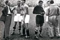 Витторио Поццо (слева) общается с игроками сборной Италии во время финального матча чемпионата мира по футболу. Рим. 1934