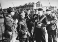Моряки-балтийцы и бойцы ленинградского ополчения на Дворцовом мосту в дни блокады Ленинграда. Апрель 1942