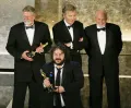 Барри Осборн и Питер Джексон получают премию «Оскар» за лучший фильм за «Властелин колец: Возвращение короля». Голливуд. 2004