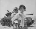 Девочка-беженка с братом, Хэнджу (Республика Корея). 9 июня 1951