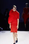 Модель женской одежды из коллекции «Body meets dress, dress meets body». Модный дом Comme des Garçons. Дизайнер Кавакубо Рэй. Весна/лето 1997