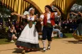 Пара исполняет каталонский традиционный танец