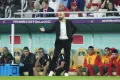 Тренер сборной Марокко Валид Реграги даёт указания во время матча 1/4 финала Двадцать второго чемпионата мира по футболу. Доха (Катар). 2022