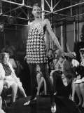 Модель демонстрирует мини-платье из алюминиевых дисков модного дома Paco Rabanne. Дизайнер Пако Рабан. 1968
