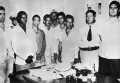Фидель Кастро (крайний справа) с товарищами в отделении полиции после нападения на казармы Монкада. Июль 1953