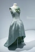 Вечернее платье из газара. Дизайнер Кристобаль Баленсиага. Конец 1950-х – 1960-е гг. 
