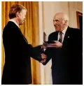 Нил Элгар Миллер повторно получает Национальную медаль науки США от президента Джимми Картера