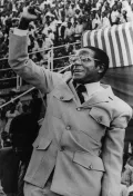 Роберт Мугабе празднует победу своей партии на парламентских выборах. 1980