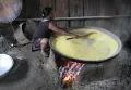 Женщина барасана готовит фаринью (тапиоку). Колумбия, департамент Ваупес, р. Париапарана. 2014