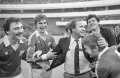 Старший тренер «Зенита» Павел Садырин с игроками команды после победы в матче чемпионата СССР по футболу. 1984