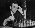 Виктор Корчной во время матча с чемпионом Испании Хесусом Диесом дель Корралем в день открытия 31-го Международного шахматного турнира в Гастингсе. 1955