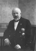 Министр юстиции И. Г. Щегловитов на стуле. Киев. 1914