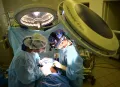 Хирурги проводят экспериментальную операцию по имплантации протеза лёгочной артерии свиньи в Национальном медицинском исследовательском центре имени академика Е. Н. Мешалкина