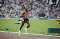Мирутс Ифтер финиширует первым на дистанции 10000 метров на Олимпийских играх. Центральный стадион имени Владимира Ленина, Москва. 1980