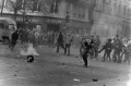 Протестующие забрасывают представителей правопорядка камнями. Париж. Май 1968