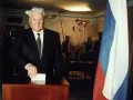 Президент РФ Борис Ельцин голосует на выборах Президента Российской Федерации на избирательном участке подмосковного посёлка Барвиха. 3 июля 1996