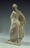 Терракотовая статуэтка женщины, одетой в гиматий. Танагра. 325–300 до н. э.