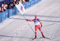 Александр Большунов празднует победу в скиатлоне на дистанции 15 + 15 км. Пекин. 2022