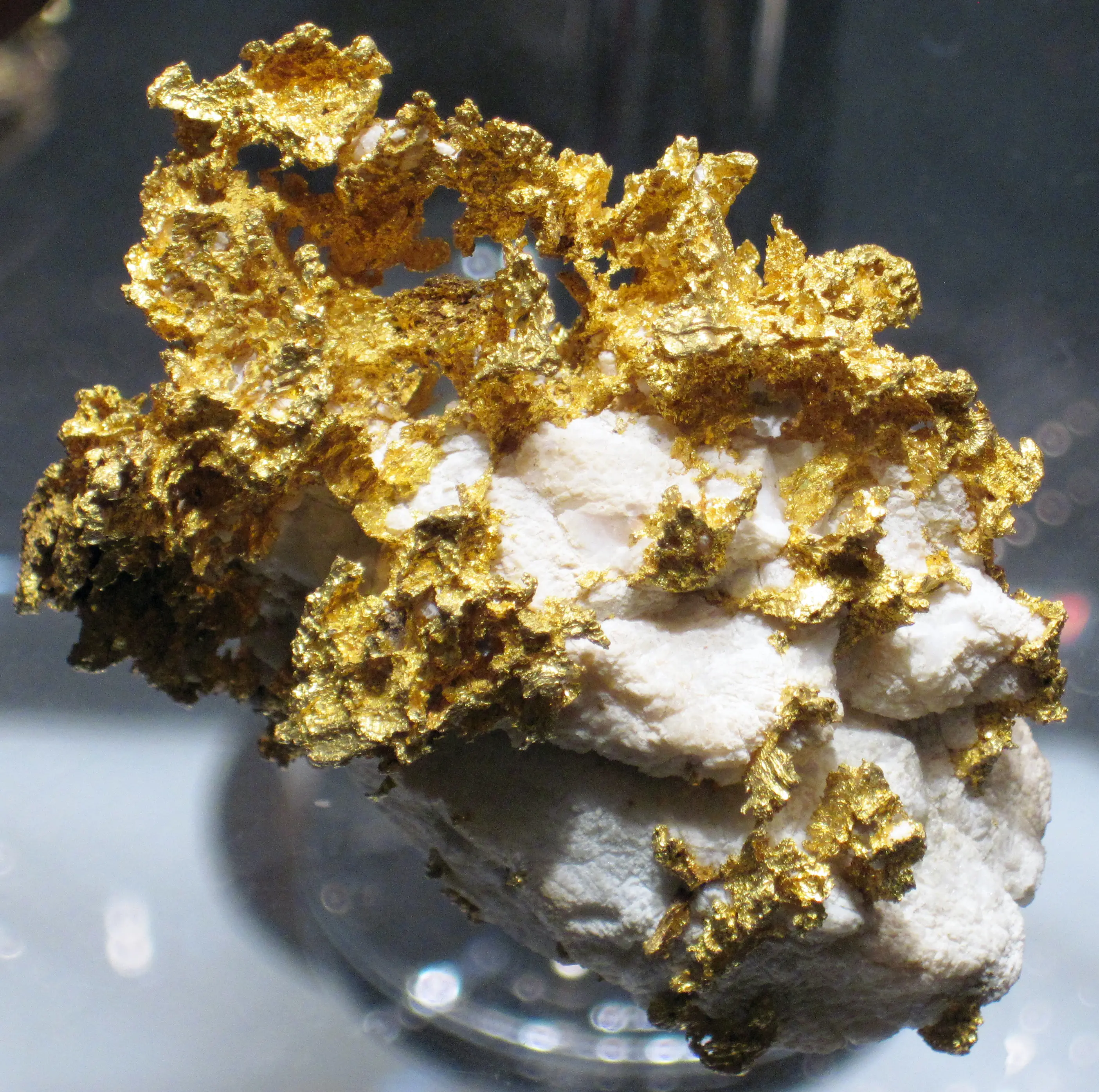 Благородные руды. Золотоносная руда Урала. Золото кварц сульфидная формация. Минерал самородок кварц. Самородное золото минерал.