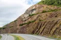 Южные Аппалачи. Смятые в складки слои песчаников формации Поконо каменноугольного возраста. Хребет Сайдлинг-Хилл (штат Мэриленд, США)