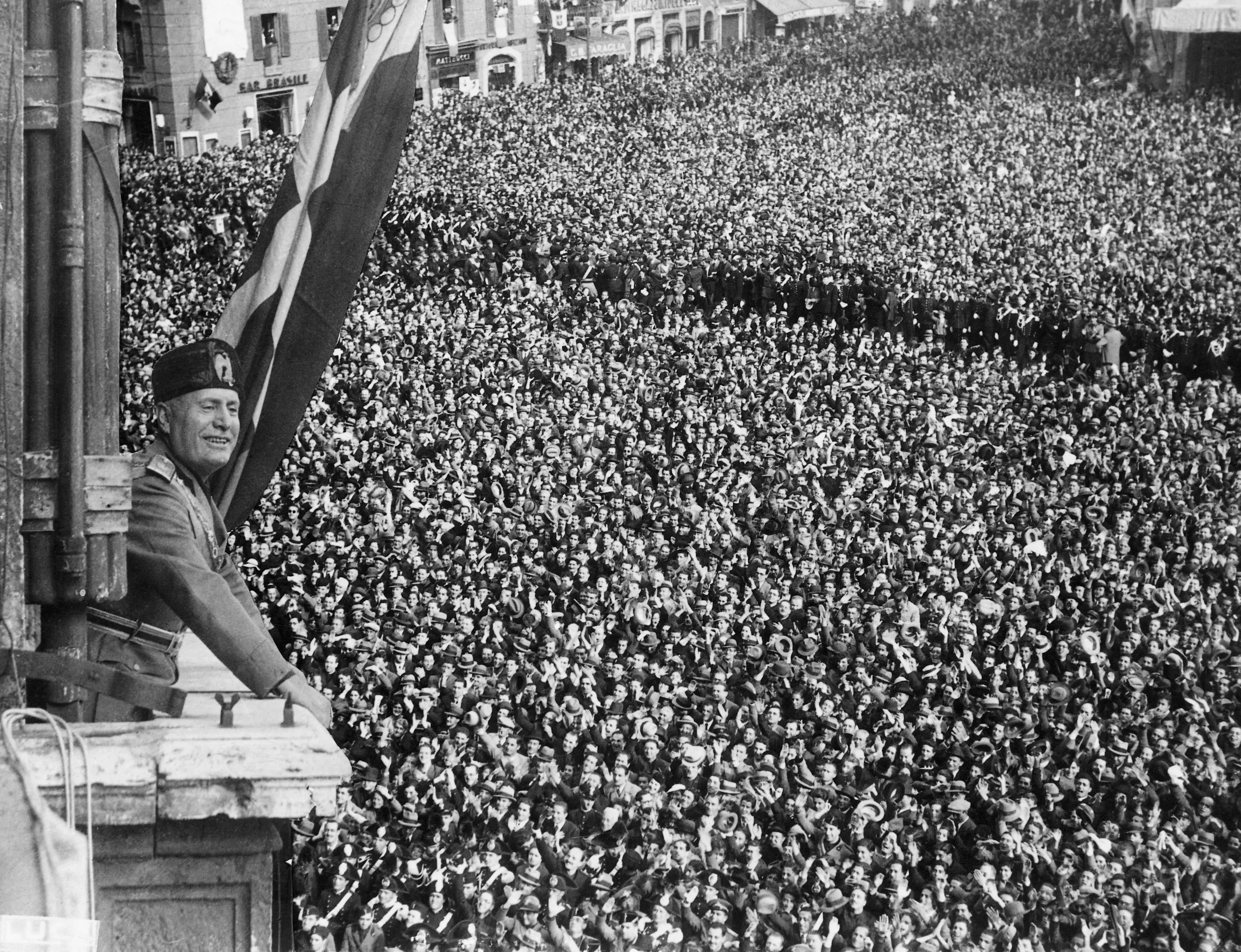 Фашистское правительство. Бенито Муссолини 1922. Бенито Муссолини 1944. Римская Империя Муссолини.