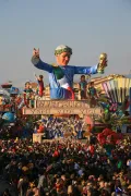 Статуя Марчелло Липпи на карнавале в Виареджо (Италия). 2014