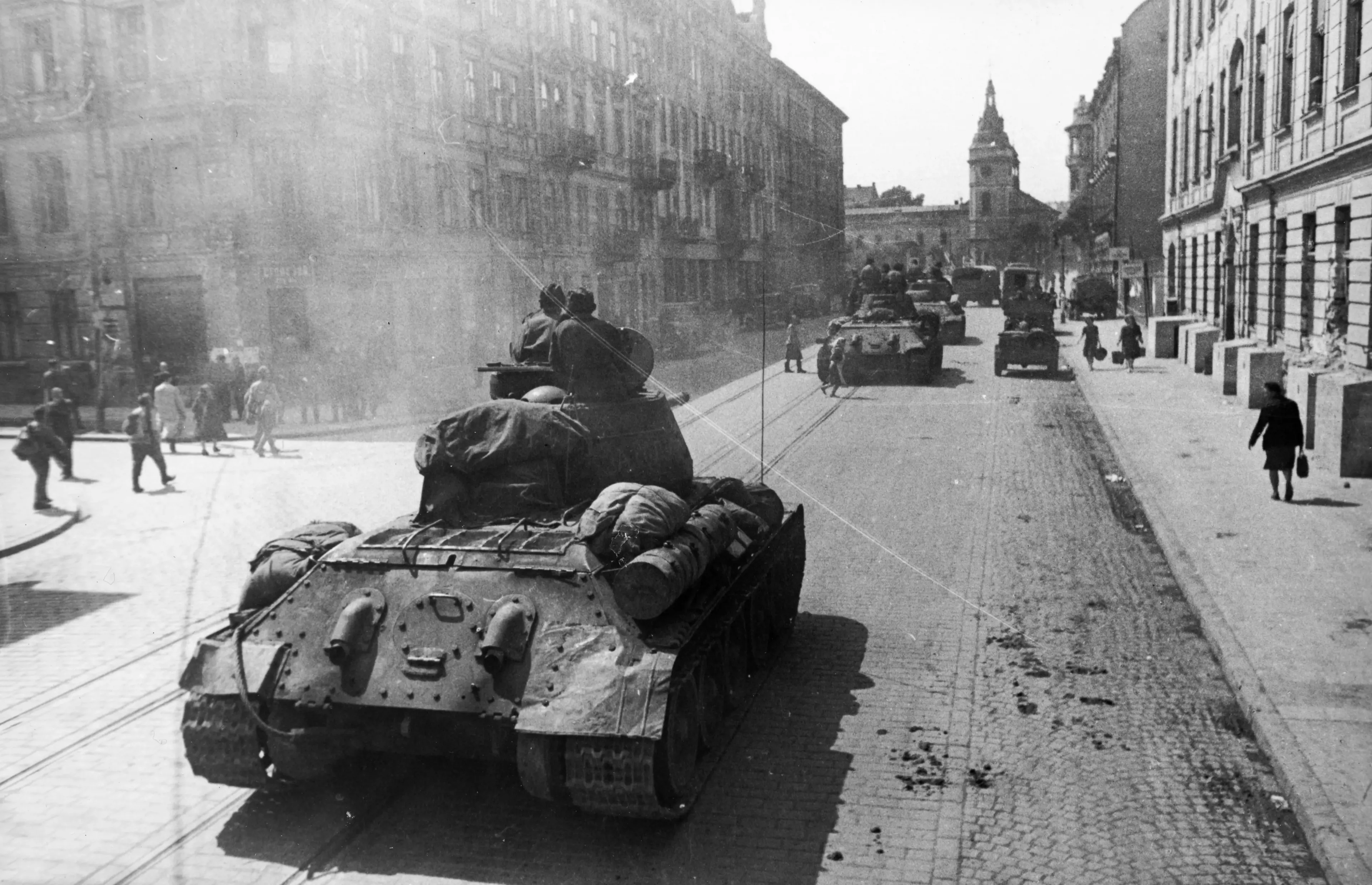 Львов военная операция. Т 34 76 В Берлине. Т-34 Львов 1944. Танк т34 вторая мировая. Т 34 85 битва за Берлин.