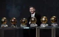 Лионель Месси позирует со своими шестью трофеями «Золотой мяч». Париж. 2019