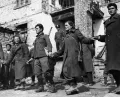 Бойцы греческого Сопротивления, окопавшиеся в Кастанофитоне, исполняют традиционный танец. 1947