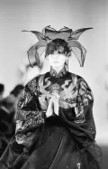 Модель женской одежды. Модный дом Kenzo. Дизайнер Кендзо Такада. Коллекция весна/лето 1984