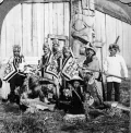 Индейцы хайда позируют перед домом бывшего вождя племени во время проведения последнего официального обряда потлач. Клинкван (Аляска). 1901