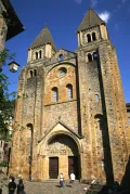 Западный фасад церкви Сен-Фуа. Монастырь Конк, департамент Аверон, регион Окситания (Франция). 11 в. 
