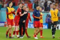Луис Энрике поздравляет игроков сборной Испании с победой в групповом матче чемпионата мира по футболу над сборной Коста-Рики. Доха. 2022