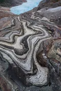 Толща метаморфических пород (мраморы и гнейсы). Ледник Энгабрин. Коммуна Мелёй, Нурланн (Норвегия)