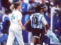Диего Марадона идёт на допинг-контроль во время своего последнего матча на мундиалях. 1994