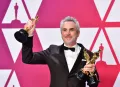 Альфонсо Куарон с тремя премиями «Оскар» за фильм «Рома». 2019