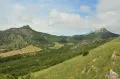 Вершины Балалы-Кая (слева) и Легенер (справа), вид с северного склона хребта Беш-Таш (Карадагский заповедник, Республика Крым, Россия)