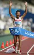 Легкоатлет Роберт Корженёвский финиширует первым на дистанции 50 км на Играх XXVIII Олимпиады. Афины. 2004