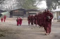 Шествие буддийских монахов за подаянием. Сипо (Мьянма). 2011