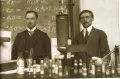 Иван Плотников (слева) читает лекцию по неорганической химии студентам Московского университета. Ок. 1908–1917
