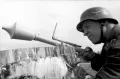 Немецкий солдат практикуется в использовании одноразового противотанкового гранатомёта Faustpatrone