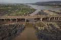 Река Нигер в районе г. Бамако и «Третий мост», территория под которым считается священным местом (Западная Африка)