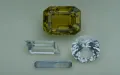 Жёлтый огранённый кристалл сингалита в группе драгоценных камней