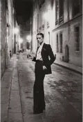Модель демонстрирует смокинг модного дома Yves Saint Laurent. Дизайнер Ив Сен-Лоран. Снимок из серии «Rue Aubriot». Фото: Хельмут Ньютон. 1975