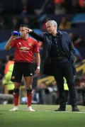 Жозе Моуринью даёт наставления игроку  «Манчестер Юнайтед» Алексису Санчесу. 2018